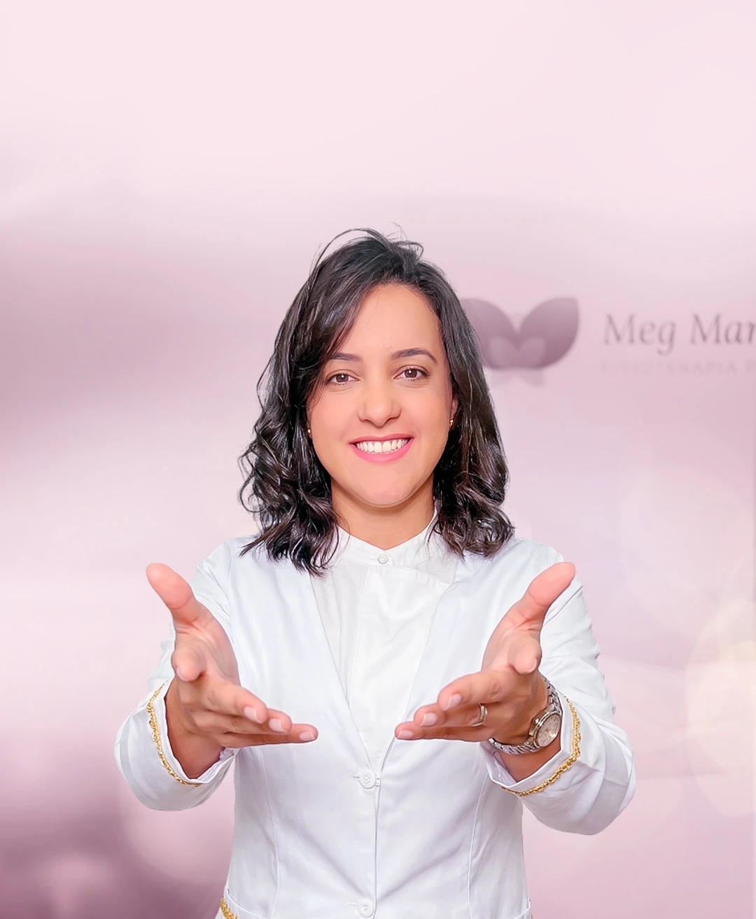 Meg Martins, fisioterapeuta pélvica e doula, de braços abertos em sinal de acolhimento