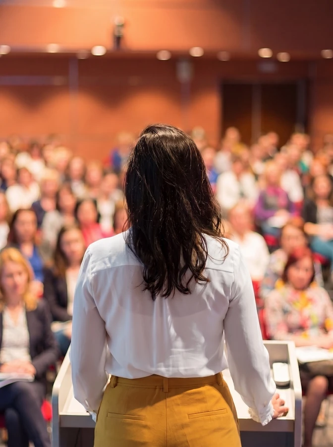 conducao palestra sexualidade sem constranger a plateia Palestrante conversando com a plateia durante uma palestra sobre saúde da mulher
