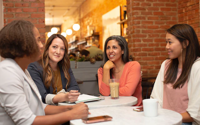formato roda de conversa saude da mulher Grupo de mulheres conversando ao redor de uma mesa, em uma roda de conversa