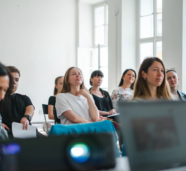 onde ja levei palestra plateia atenta saude da mulher Plateia atenta durante palestra sobre saúde da mulher em uma sala iluminada