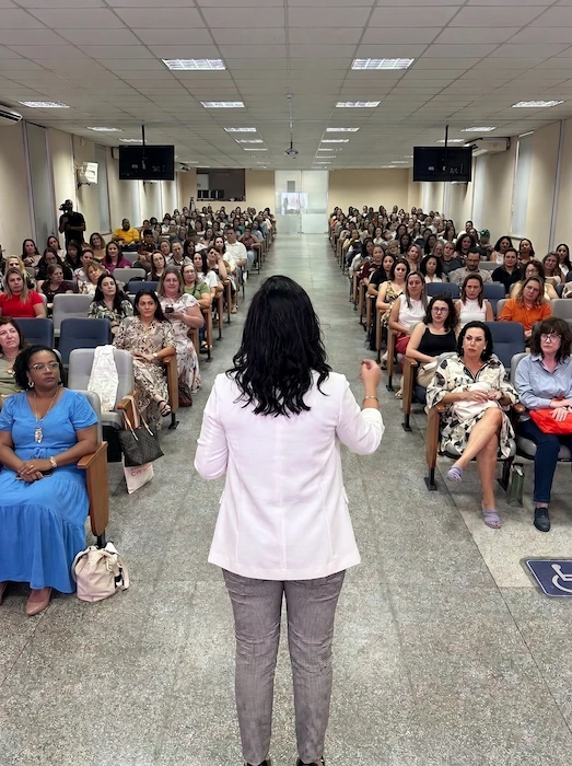 ponto de partida palestra saude da mulher e sexualidade meg martins bh Meg Martins de costas, palestrando sobre saúde da mulher e sexualidade para um auditório cheio em Belo Horizonte
