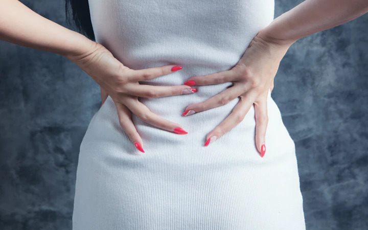 tema 02 palestra saude pelvica Close das mãos de uma mulher apoiadas sobre a região pélvica