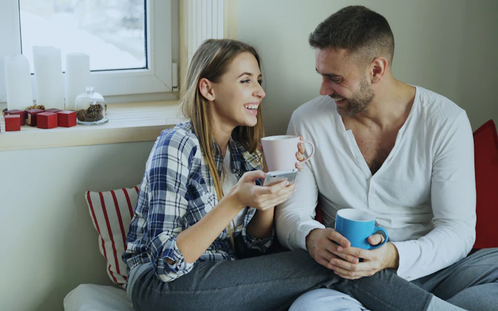 tema 06 palestra sexualidade para casais Casal conversando e tomando café junto à janela