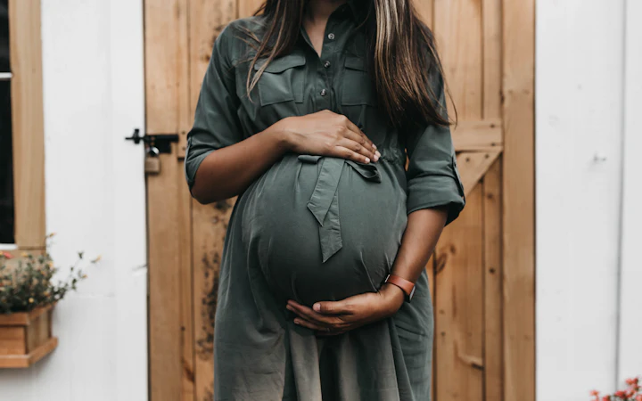 tema 07 palestra gestacao e preparo para o parto Mulher grávida segurando a barriga, se preparando para o parto